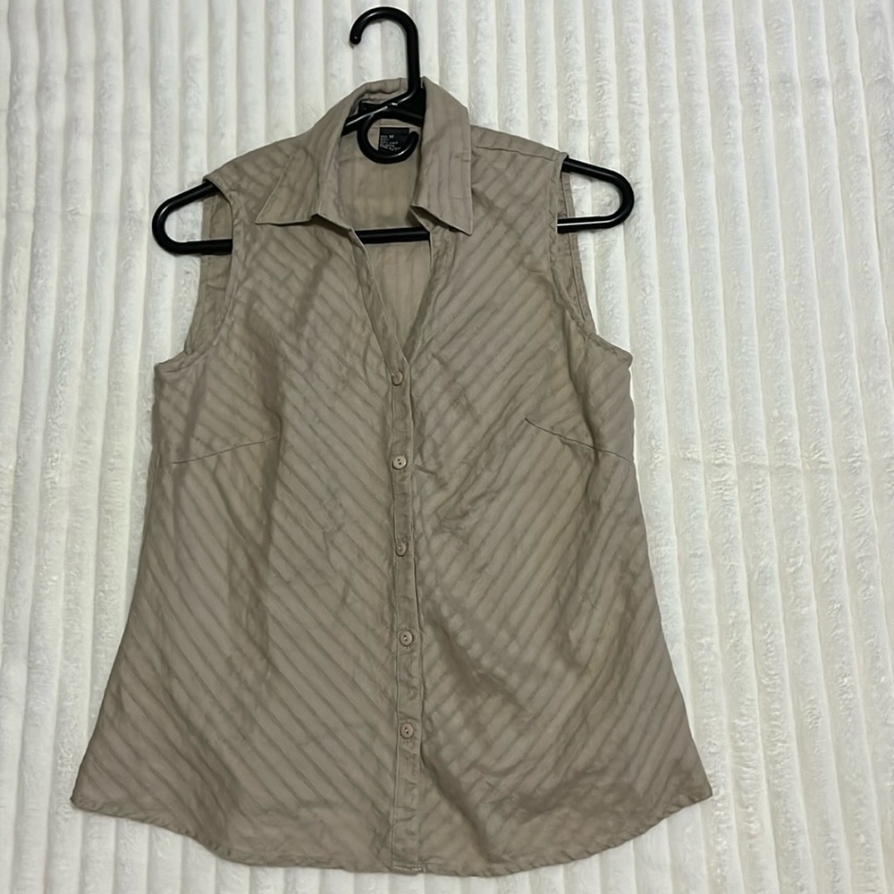 Saint Tropez West button up sleeveless shirt. 💕